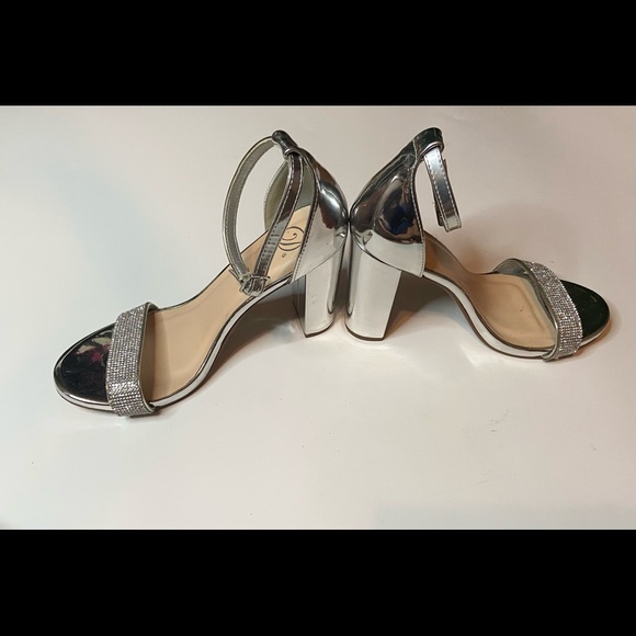 Silver heels - Picture 3 of 3